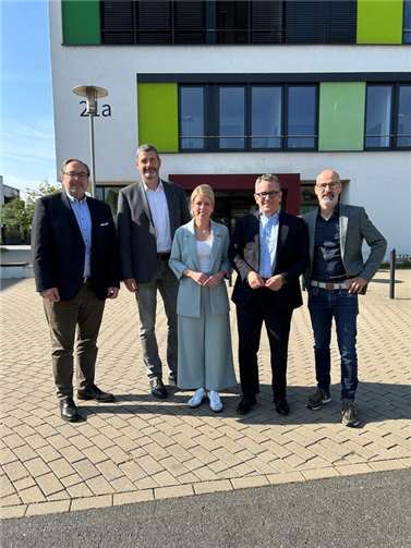 Thorsten Rudolph (2. von rechts) und Lana Horstmann (Mitte) tauschten sich mit den Geschäftsführern (von links) Thomas Linden, Frank Zenzen und Dirk Rein aus. Foto: Volker Schmidt
