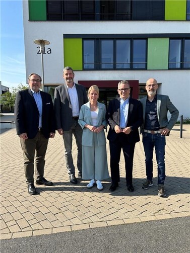 Thorsten Rudolph (2. von rechts) und Lana Horstmann (Mitte) tauschten sich mit den Geschäftsführern (von links) Thomas Linden, Frank Zenzen und Dirk Rein aus. Foto: Volker Schmidt