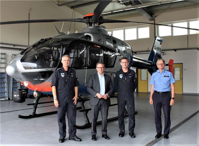 Thorsten Rudolph (2.v.li.) begutachtet mit Oliver Theobald (li.), Daniel Wiegand (2.v.re.) und Jürgen Traub einen der zwei Polizeihubschrauber des Typs EC 135. Quelle: Wahlkreisbüro Dr. Thorsten Rudolph/Martin Schlüter