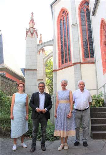 Thorsten Rudolph (2.v.li.) freut sich, dass die Sanierung der Florinskirche vom Bund gefördert wird. Vor einigen Wochen hatte er sich bei Susanne Eitelbach (li.), Pfarrerin Birgit Becker (2.v.re.), Klaus Hiemke (re.) und Baukirchmeister Dr. Dietrich Auge über den Zustand und die nötige Sanierung der Kirche informiert und anschließend für die Förderung eingesetzt.  Quelle: Wahlkreisbüro Thorsten Rudolph/Martin Schlüter
