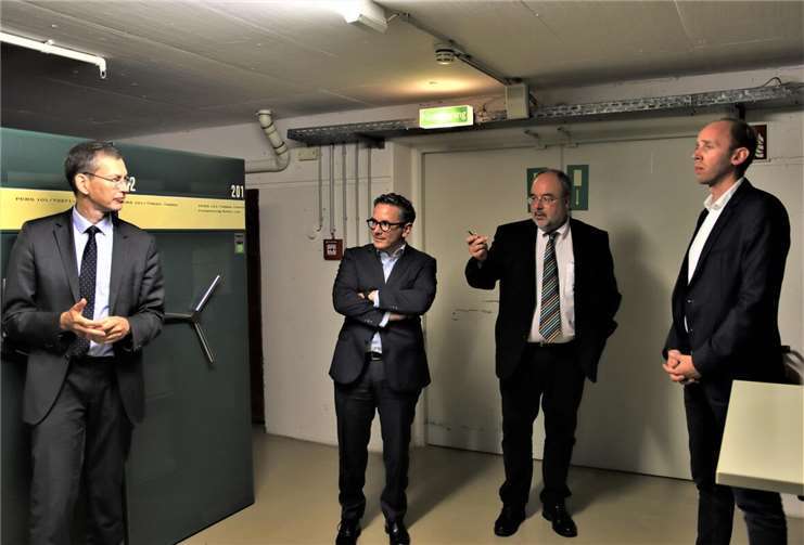 Thorsten Rudolph (2.v.re.) tauscht sich regelmäßig mit der Leitung des Bundesarchivs aus. Das Foto zeigt einen Besuch von Rudolph und dem heutigen Parlamentarischen Staatssekretär im Bundesfinanzministerium, Dennis Rohde (li.), bei Präsident Michael Hollmann (2.v.li.) und Vizepräsident Björn Deicke vor rund zwei Jahren.  Foto: Tom Schröder/Archiv
