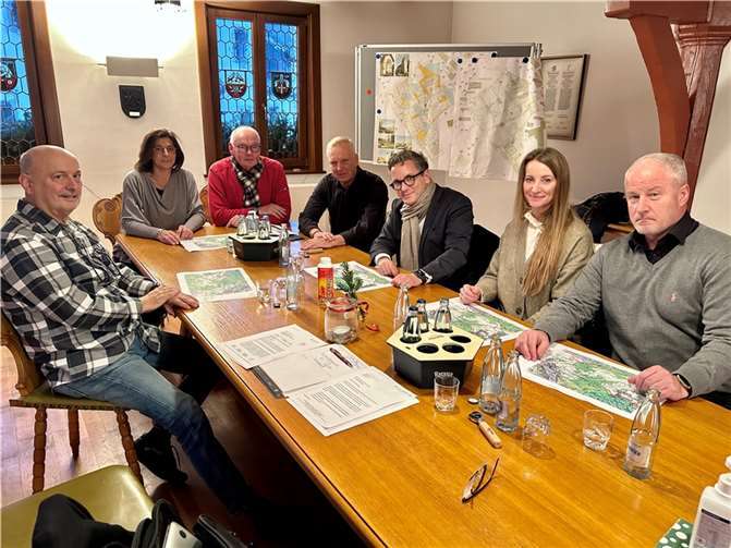 Thorsten Rudolph (3. von rechts) traf sich im Rhenser Rathaus mit (v.li.): Helmut Schreiber (Vorsitzender des SPD-Ortsvereins), Andrea Thelen (2. Beigeordnete der Stadt), Raimund Bogler (Stadtbürgermeister) sowie Martin Rohde, Helene Bopp und Ashton J. Fruhling (alle Solibra).  Quelle: Wahlkreisbüro Thorsten Rudolph/Volker Schmidt
