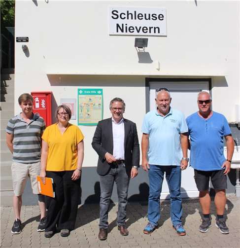 Thorsten Rudolph (Mitte) informierte sich bei Mathias Münch (li.), Michaela Teusch (2.v.li.), Albert Schöpflin (2.v.re.) und Gerhard Dannberg (re., Dienststellenleiter Schleuse Nievern) über zwei wichtige Projekte an der Lahn. Quelle: Wahlkreisbüro Dr. Thorsten Rudolph/Martin Schlüter