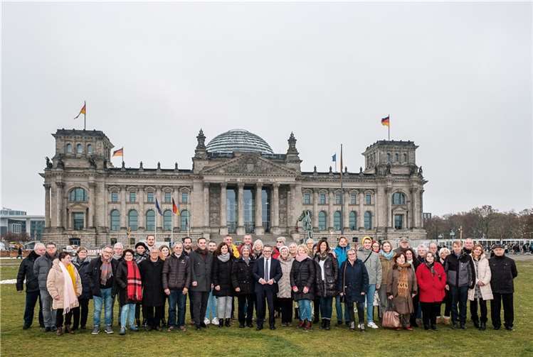 Thorsten Rudolph (Mitte) konnte eine Besuchergruppe aus dem Wahlkreis Koblenz und aus seinem Betreuungswahlkreis begrüßen.  Foto: Bundesregierung/StadtLandMensch-Fotografie