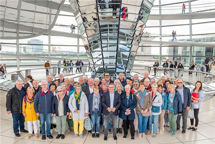 Thorsten Rudolph (Mitte) konnte im Bundestag eine 49-köpfige Besuchergruppe aus dem Wahlkreis Koblenz begrüßen.  Quelle: Bundesregierung/StadtLandMensch-Fotografie