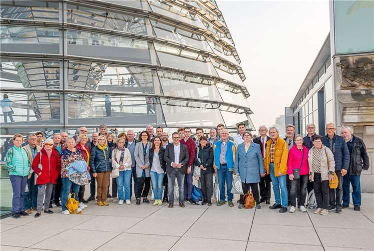 Thorsten Rudolph (Mitte) konnte im Bundestag vor eine Besuchergruppe aus seinem Wahlkreis in Berlin begrüßen. Quelle: Bundesregierung/StadtLandMensch-Fotografie