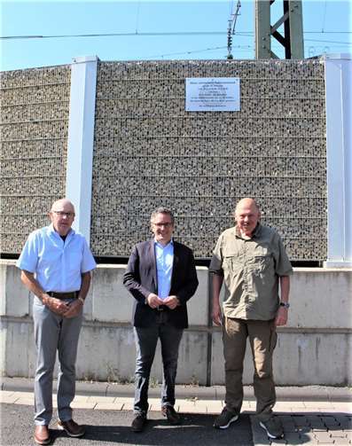 Thorsten Rudolph (Mitte) sah sich mit Rolf Papen (rechts) und Hermann Winter (links) die Lärmschutz-Gabionenwand in Weißenthurm an. Foto: Wahlkreisbüro Dr. Thorsten Rudolph/Martin Schlüter