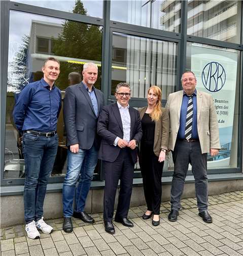 MdB Rudolph tauscht sich mit dem Bereichsvorstand des Verbandes der Beamten und Beschäftigten der Bundeswehr (VBB) aus Thorsten Rudolph (Mitte) tauschte sich in der VBB-Geschäftsstelle in Koblenz mit Mitgliedern des Bereichsvorstands aus. Bei dem Gespräch dabei waren (von links) Marc Muth, Oliver Henrich, Thorsten Rudolph, Kerstin Windhäuser und Klaus Schütte. Foto: Wahlkreisbüro Thorsten Rudolph / Volker Schmidt