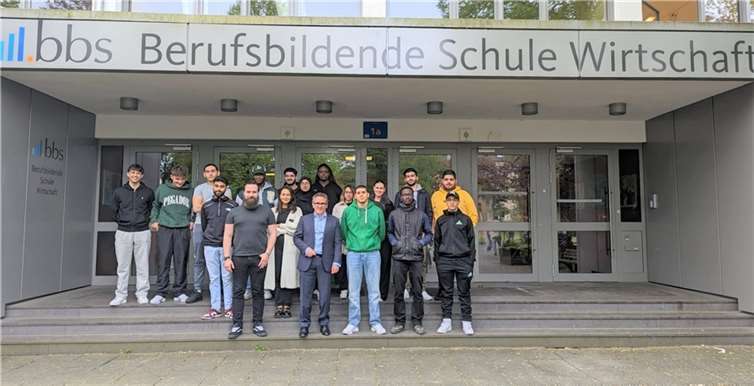 Thorsten Rudolph berichtete der elften Klasse des Deutschlehrers Sebastian Reusch vom Alltag eines Bundestagsabgeordneten und diskutierte mit den Schülerinnen und Schülern über aktuelle Themen. Quelle: BBS Wirtschaft / Christopher Magunski