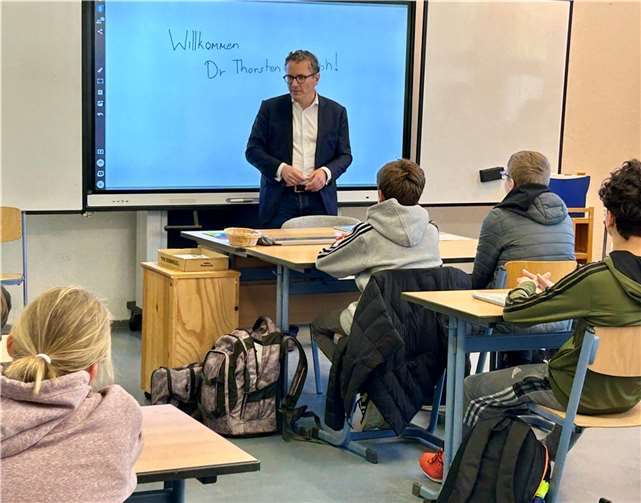 Thorsten Rudolph diskutierte mit Schülerinnen und Schülern der Konrad-Adenauer-Realschule über Politik.  Foto: Wahlkreisbüro Thorsten Rudolph/Volker Schmidt