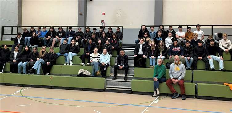 Thorsten Rudolph diskutierte mit Schülerinnen und Schülern der Integrierten Realschule plus über Politik.Quelle: Wahlkreisbüro Thorsten Rudolph/Karin Küsel