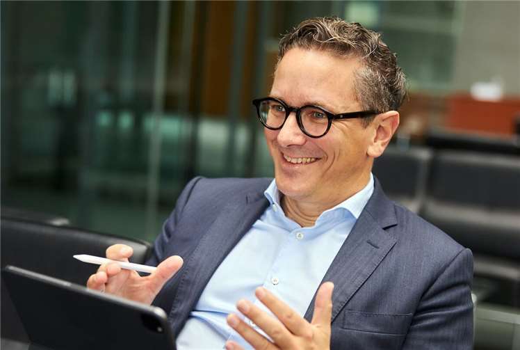 Thorsten Rudolph empfiehlt Jugendlichen aus seinem Wahlkreis, sich für den diesjährigen Jugendmedienworkshop im Deutschen Bundestag zu bewerben.  Foto: Marcus Brodt