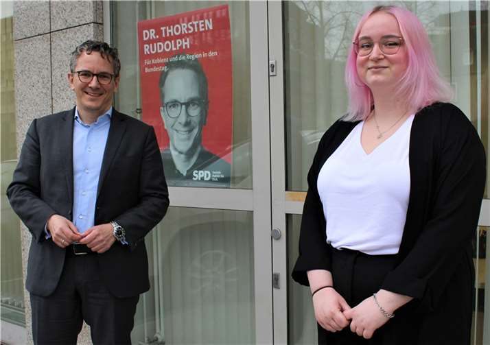 Thorsten Rudolph freut sich, dass er Tabea Steffens aus Mülheim-Kärlich eine Reise zum Bundestag nach Berlin ermöglichen kann.. Foto: Wahlkreisbüro Thorsten Rudolph/Volker Schmidt