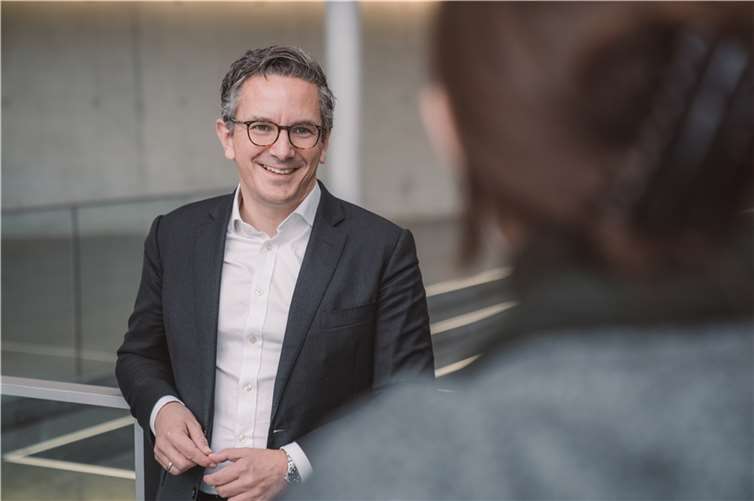 Thorsten Rudolph freut sich, eine Teilnehmerin aus dem Wahlkreis Koblenz in Berlin begrüßen zu dürfen. Foto: Fionn Grosse