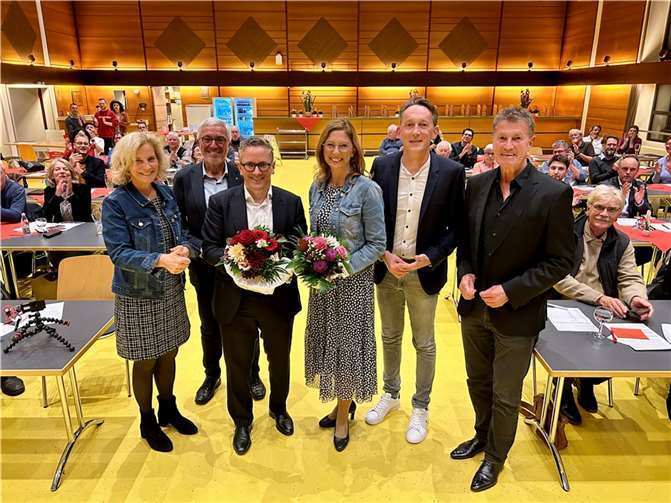 Thorsten Rudolph freut sich über die Unterstützung der Delegierten und über seine Wahl zum Bundestagskandidaten. Bei der Wahlkreiskonferenz dabei waren auch (von links) Anna Köbberling, Roger Lewentz, Sabine Bätzing-Lichtenthäler, Marc Ruland und Detlev Pilger.  Quelle: Wahlkreisbüro Thorsten Rudolph / Volker Schmidt