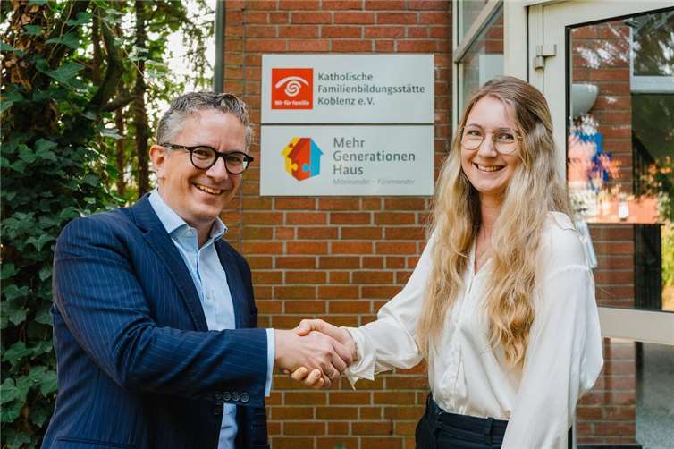 Thorsten Rudolph gratuliert Celine Gregor von der Familienbildungsstätte zur Förderung des von ihr betreuten Projekts „In Zukunft gemeinsam“. Foto: Wahlkreisbüro Thorsten Rudolph / Boris Mehl