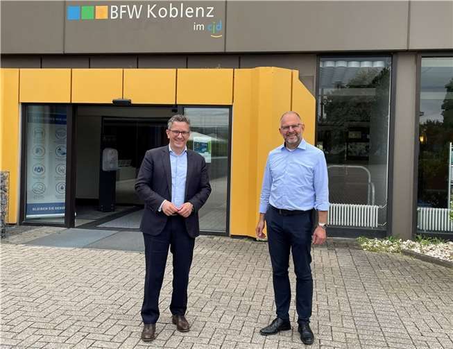 Thorsten Rudolph informierte sich bei Heinz Werner Meurer über die Arbeit des Berufsförderungswerks.  Foto: Wahlkreisbüro Thorsten Rudolph/Karin Küsel