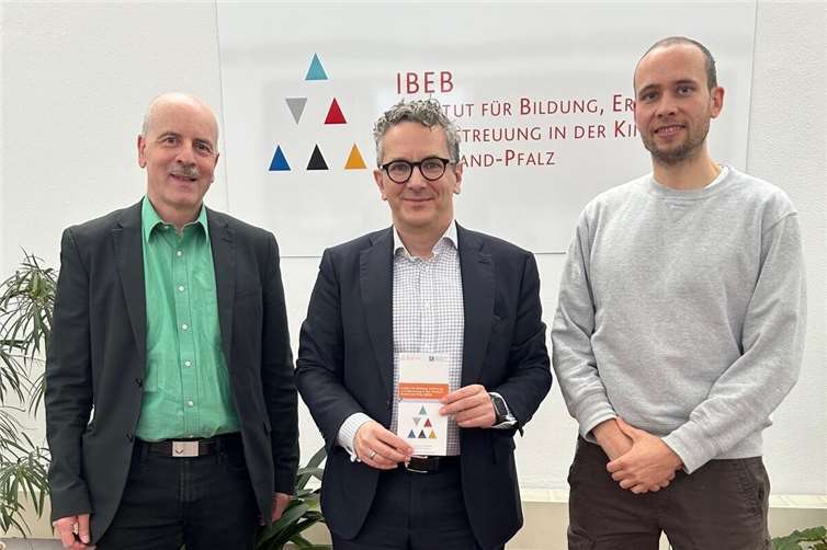 Thorsten Rudolph informierte sich bei Prof. Dr. Armin Schneider und Dr. Andy Schieler über die Arbeit und Aufgaben des Instituts für Bildung, Erziehung und Betreuung in der Kindheit. Foto: Wahlkreisbüro Thorsten Rudolph/Martin Schlüter