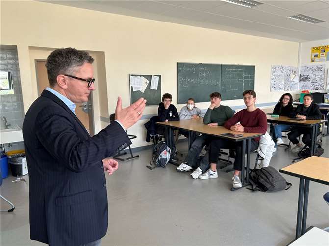Thorsten Rudolph sprach mit den Oberstufenschülerinnen und -schülern des Wilhelm-Remy-Gymnasiums über Politik.  Quelle: Wahlkreisbüro Thorsten Rudolph/Volker Schmidt