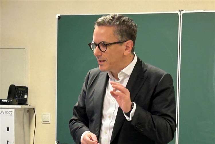 Thorsten Rudolph stand den Elftklässlerinnen und Elftklässlern des Wilhelm-Remy-Gymnasiums eine Doppelstunde lang Rede und Antwort.Foto: privat