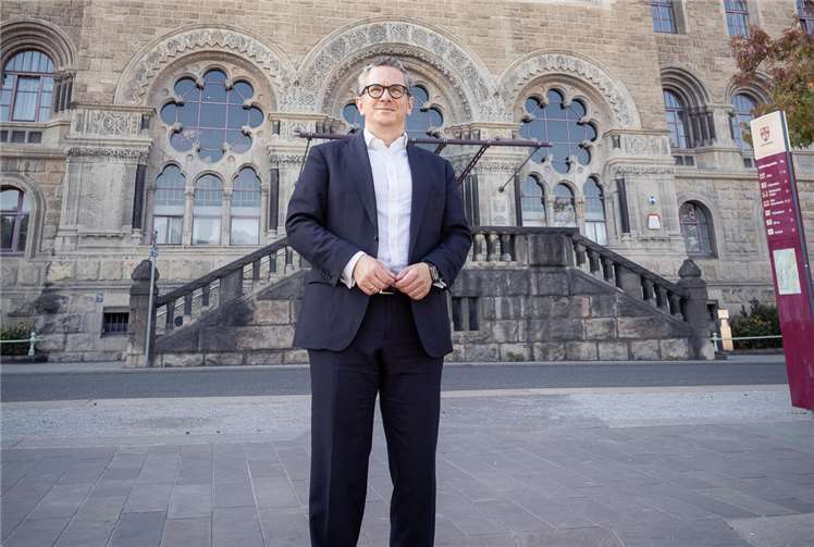Koblenz darf kein Opfer der Privatisierungspläne von CDU/CSU werden Thorsten Rudolph stellt sich klar vor das BAAINBw in Koblenz. Foto: Boris Mehl