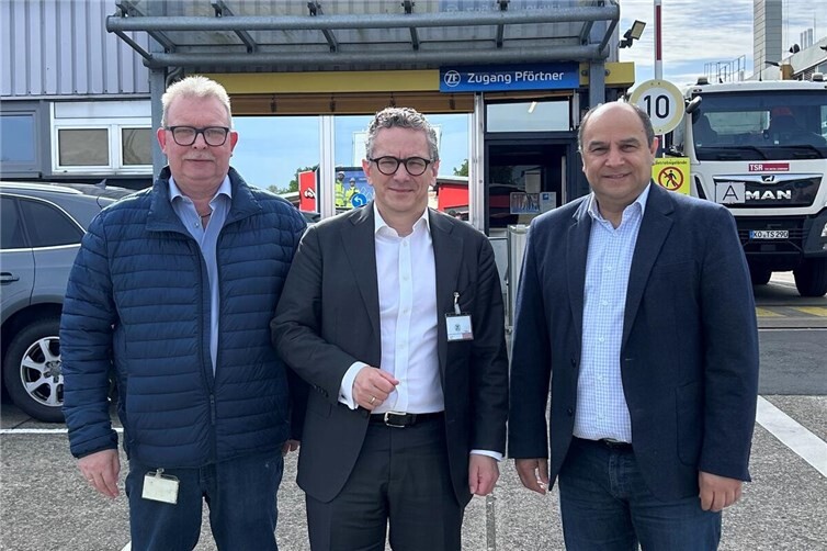 Thorsten Rudolph tauschte sich intensiv mit dem Betriebsratsvorsitzenden Erdal Tahta (links) und seinem Stellvertreter Holger Ehmann aus.