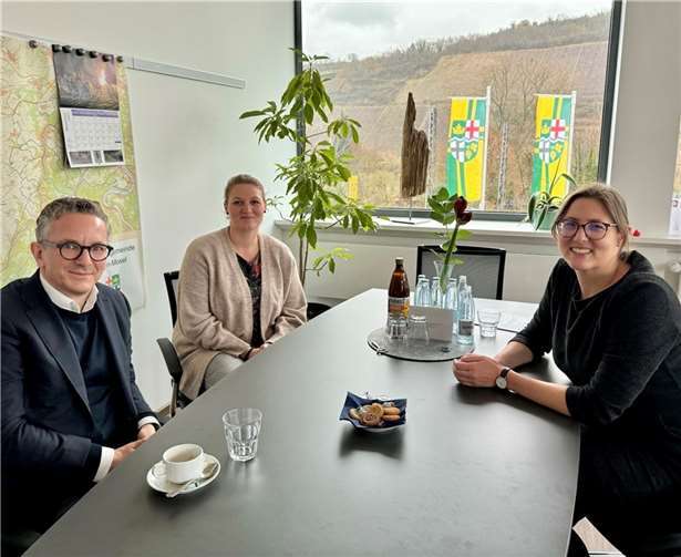 Thorsten Rudolph tauschte sich mit Bürgermeisterin Kathrin Laymann und der Klimaschutzbeauftragten Jasmin Kleinschmidt aus. Foto: Wahlkreisbüro Thorsten Rudolph / Martin Schlüter