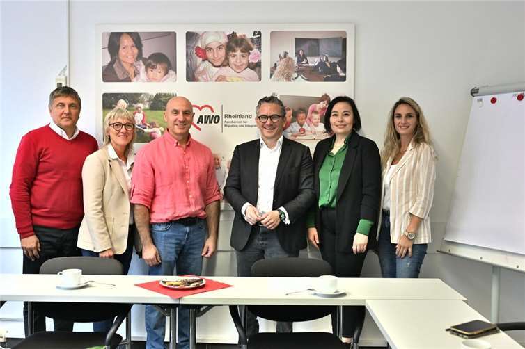 Thorsten Rudolph tauschte sich mit Funda Mercan (Bereichsleiterin MFD und MBE), Gennadi Jakobsen (Teamleitung Familienhilfe), Arita Sokoli (Beraterin), Hüseyin Ocar (Berater), Oleg Emilianov (Berater), Eva Neef und Heinz Hörter (Geschäftsbereichsleiter für Soziale Dienste/Altenhilfe bei der AWO Altenhilfe GmbH) aus. Foto: Wahlkreisbüro Thorsten Rudolph / Boris Mehl