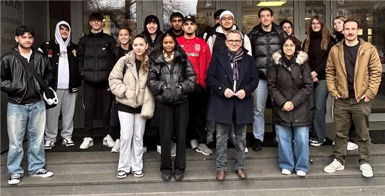 Thorsten Rudolph tauschte sich mit Schülerinnen und Schülern der BBS Wirtschaft Koblenz über politische Themen aus.  Foto: Wahlkreisbüro Thorsten Rudolph/Martin Schlüter