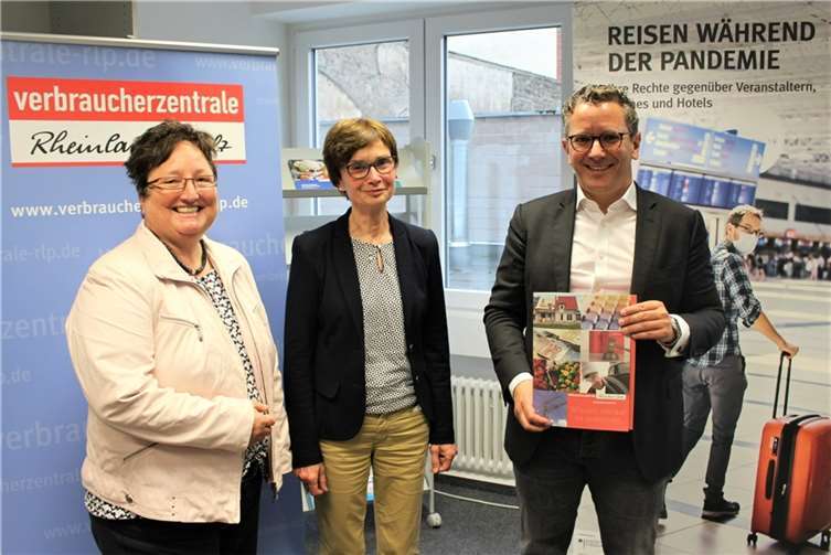 Thorsten Rudolph tauschte sich mit Ulrike von der Lühe (Mitte) und Ursula Schwippert über die aktuelle Situation bei der Verbraucherzentrale aus..  Foto: Wahlkreisbüro Thorsten Rudolph/Volker Schmidt
