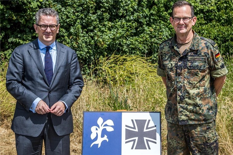 Thorsten Rudolph und Oberst Schierenberg tauschten sich über die Aufgaben und Herausforderungen des Zentrums Operative Kommunikation der Bundeswehr aus.