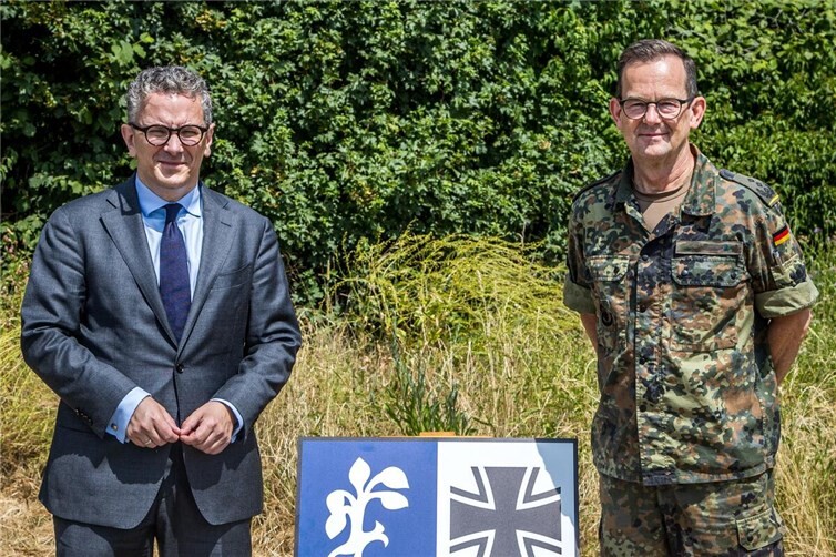 Thorsten Rudolph und Oberst Schierenberg tauschten sich über die Aufgaben und Herausforderungen des Zentrums Operative Kommunikation der Bundeswehr aus.