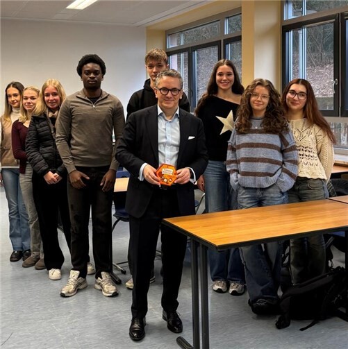 Thorsten Rudolph unterhielt sich mit Elftklässlerinnen und Elftklässlern des Wilhelm-Remy-Gymnasiums über Politik.  Foto: Wahlkreisbüro Thorsten Rudolph/Karin Küsel