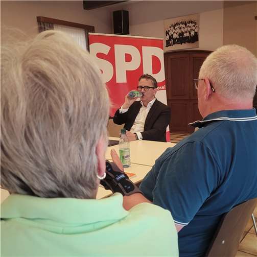 Thorsten Rudolph zu Besuch in Lehmen: Trotz hoher Temperaturen nahmen sich die Teilnehmer Zeit um ausführlich über aktuelle politische Themen zu diskutieren.  Foto: privat