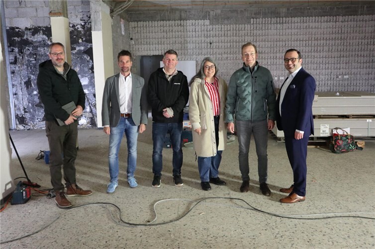 Thorsten Schachler (Architekturbüro Porten), Jan Fabritius (VR Bank RheinAhrEifel eG), Oliver Göbel (Stadtmarketing Stadt Sinzig), Vanessa Ehlen (Bibliotheksleitung Stadt Sinzig), Bürgermeister Andreas Geron und Kadir Karabüber (VR Bank RheinAhrEifel eG) (v.l.) bei einer der regelmäßigen Ortsbesichtigungen in den zukünftigen Räumlichkeiten der Stadtbibliothek.
