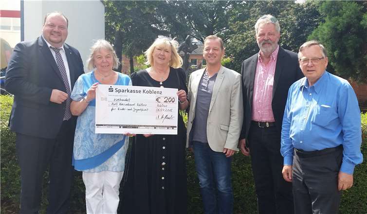 Thorsten Schneider (l.), Ingrid Hahn (2.v.l.) und Klaus Glowienka (r.) von der Karthäuser AWOübergeben den Scheck an Christiane Heinrich-Lotz (3.v.l.), Michael Bungarten (3.v.r.) und Heribert Heinrich (2.v.r.) vom AWO-Kreisverband.privat