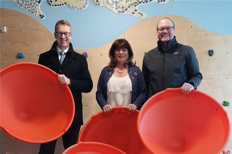 Thorsten Schneider (rechts) und Thorsten Henkel (links) vom Karthäuser Bürgerverein übergeben die neuen Spielsachen an die Kita-Leiterin Erika Niesen.