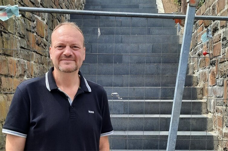 Thorsten Schneider vor Ort bei einer der Treppenbaustellen