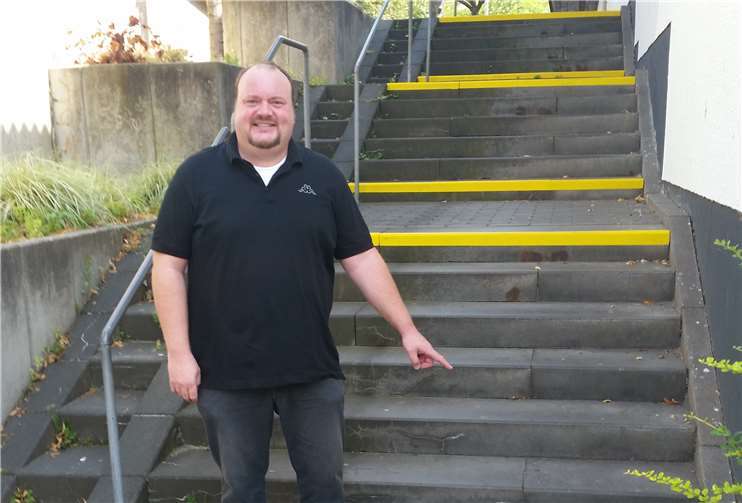 Thorsten Schneider vor den farblich markierten Treppenstufen. Foto: privat
