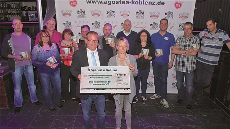 Thorsten Schupp überreicht den Spendenscheck an Heike Krautkrämer (v. l.)Oliver Schupp