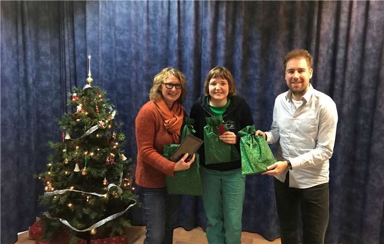 Thorsten Schwindhammer (r., Community Relations Manager Amazon) übergibt die Geräte an Ulrike Feistel (l., Schulleiterin) und Schülerin Gina Marquardt (Mitte)privat