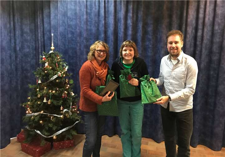 Thorsten Schwindhammer (rechts, Community Relations Manager Amazon) übergibt die Geräte an Ulrike Feistel (link, Schulleiterin) und Schülerin Gina Marquardt (Mitte). privat