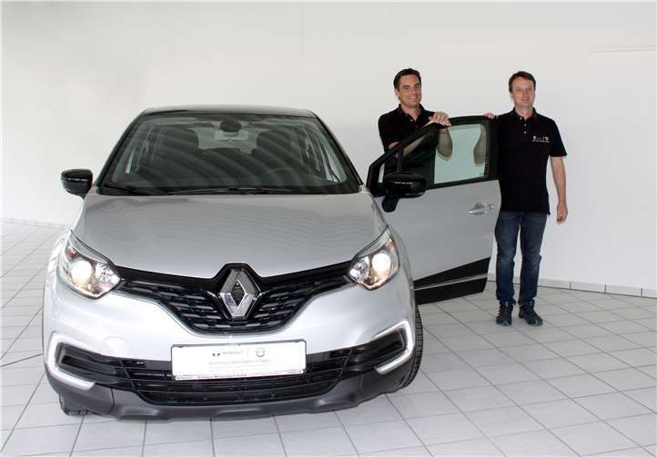 Thorsten Stoika und Stefan Menzenbach sorgen dafür, dass Autos fit für den Winter sind. privat