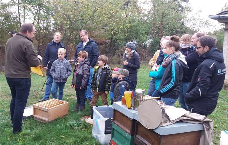 Thorsten Thelen informierte über Bienen und die Gewinnung des Honigs. privat