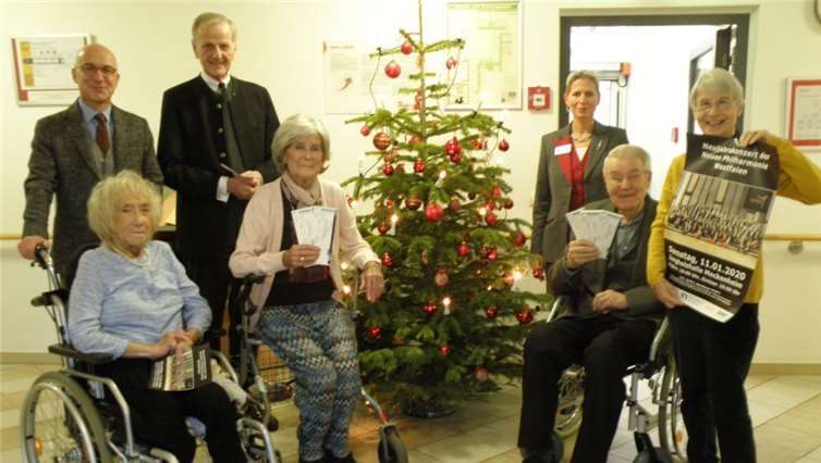 Ticketübergabe mit dem Seniorenbeirat (hinten von links): Bert Spilles, Dr. Andreas von Gadow, Sabine Steinbach und Dr. Erika Neubauer. Foto: Bürgerstiftung Meckenheim