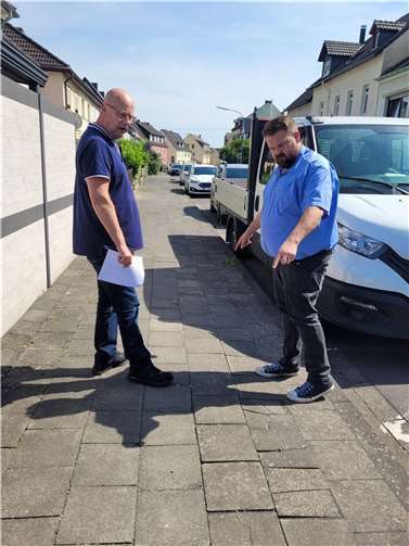 Tiefbautechniker Uwe Hahn und Bürgermeister Christoph Mohr begutachten die Gehwegschäden, die in der Hüttenstraße durch den Glasfaserausbau entstanden sind. Foto: Stadt Bendorf