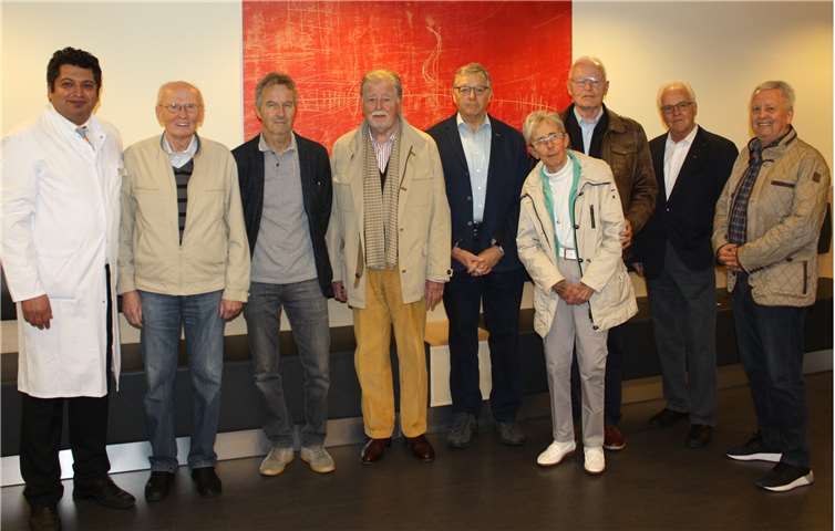 Tiefe Einblicke gewährte Oberarzt Dr. Ömür Akhavuz (links) vom Helios-Herzzentrum in Siegburg der Besucher-Gruppe mit den ehrenamtlichen DHS-Beauftragten (rechts Rainer Walterscheid).Julia Colligs/Helios