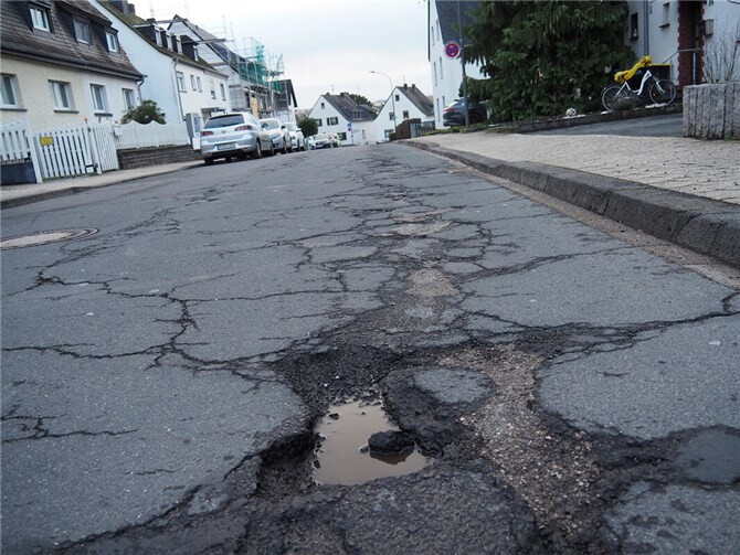 Tiefe Schlaglöcher sorgen für Frust bei Verkehrsteilnehmern.  Foto: BS