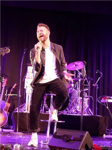 Tiefe und Emotion pur: Sänger Roman Lob von StadtRand legte all seine Gefühle in den Titel „Hin un widder“, der von einem schmerzlich vermissten Menschen handelt.