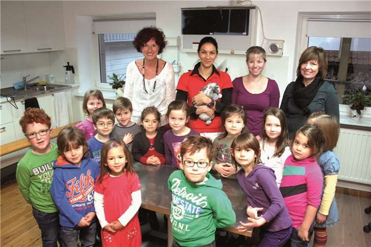 Tierärztin Svetlana Wingender mit ihrer Mitarbeiterin Sarah Roddewig (hintere Reihe 2. und 3. von links) sorgten für einen unterhaltsamen Besuch der „Wackelzahnkinder“ der Kita St. Barbara Weibern mit ihren Erzieherinnen Gabi Alflen und Ingeborg Westermeier in der Kleintierpraxis Wingender.WER
